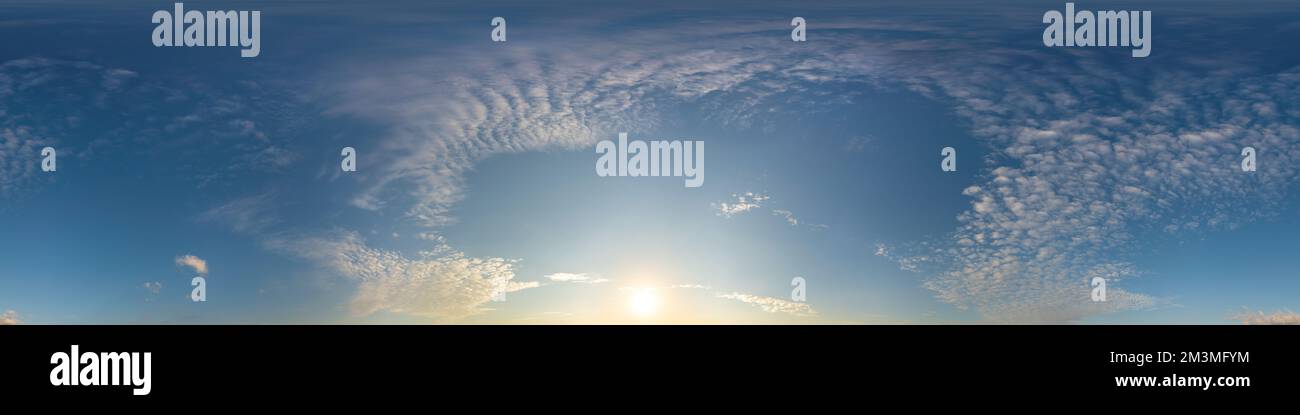 Panorama blu del cielo estivo con nuvole di Cirrus chiare. Panorama 360 equirettangolare sferico senza cuciture HDR. Cupola del cielo o zenith per la visualizzazione 3D e. Foto Stock