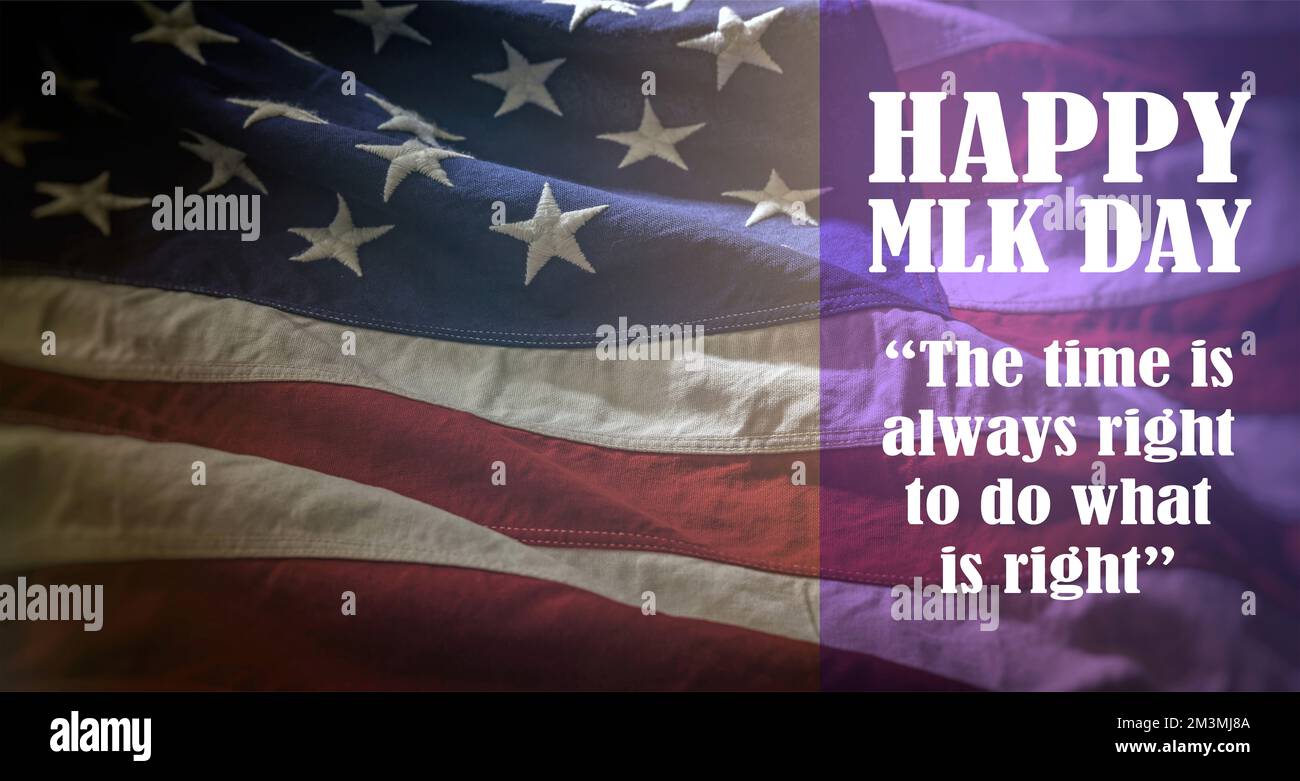 BUON GIORNO MLK. È sempre il momento giusto per fare ciò che è giusto. Martin Luther King Jr Citazione del giorno, testo sullo sfondo della bandiera degli Stati Uniti. Foto Stock