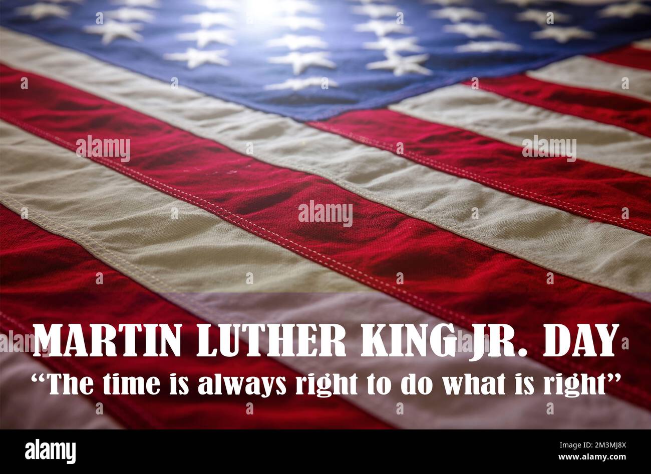 Martin Luther King Jr Celebrazione del giorno. Citazione MLK, testo sullo sfondo della bandiera USA. È sempre il momento giusto per fare ciò che è giusto Foto Stock