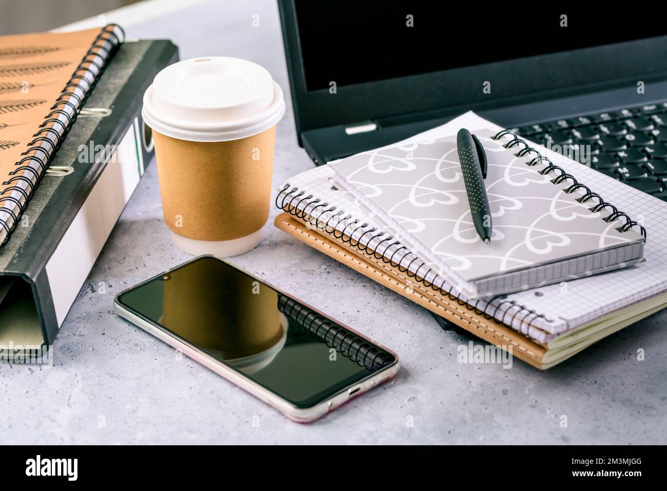 Moderno tavolo da ufficio con computer portatile, smartphone e altri accessori con tazza di caffè Foto Stock