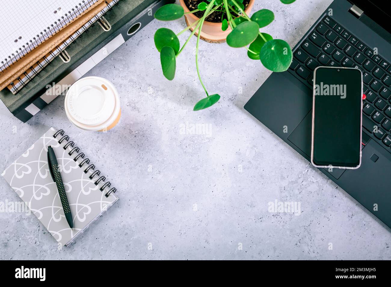 Moderno tavolo da ufficio con computer portatile, smartphone e altri accessori con tazza di caffè Foto Stock