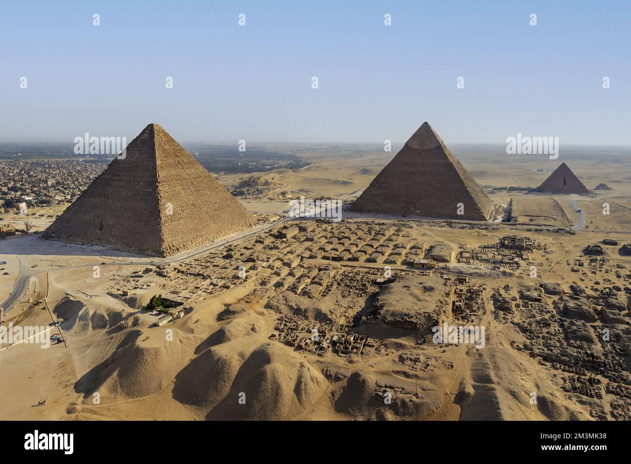 Egitto. Il Cairo. Gizeh (o Giza) Vista aerea dal nord del sito di Giza. In primo piano, le mastabe occidentali della necropoli. Nel backgroun Foto Stock