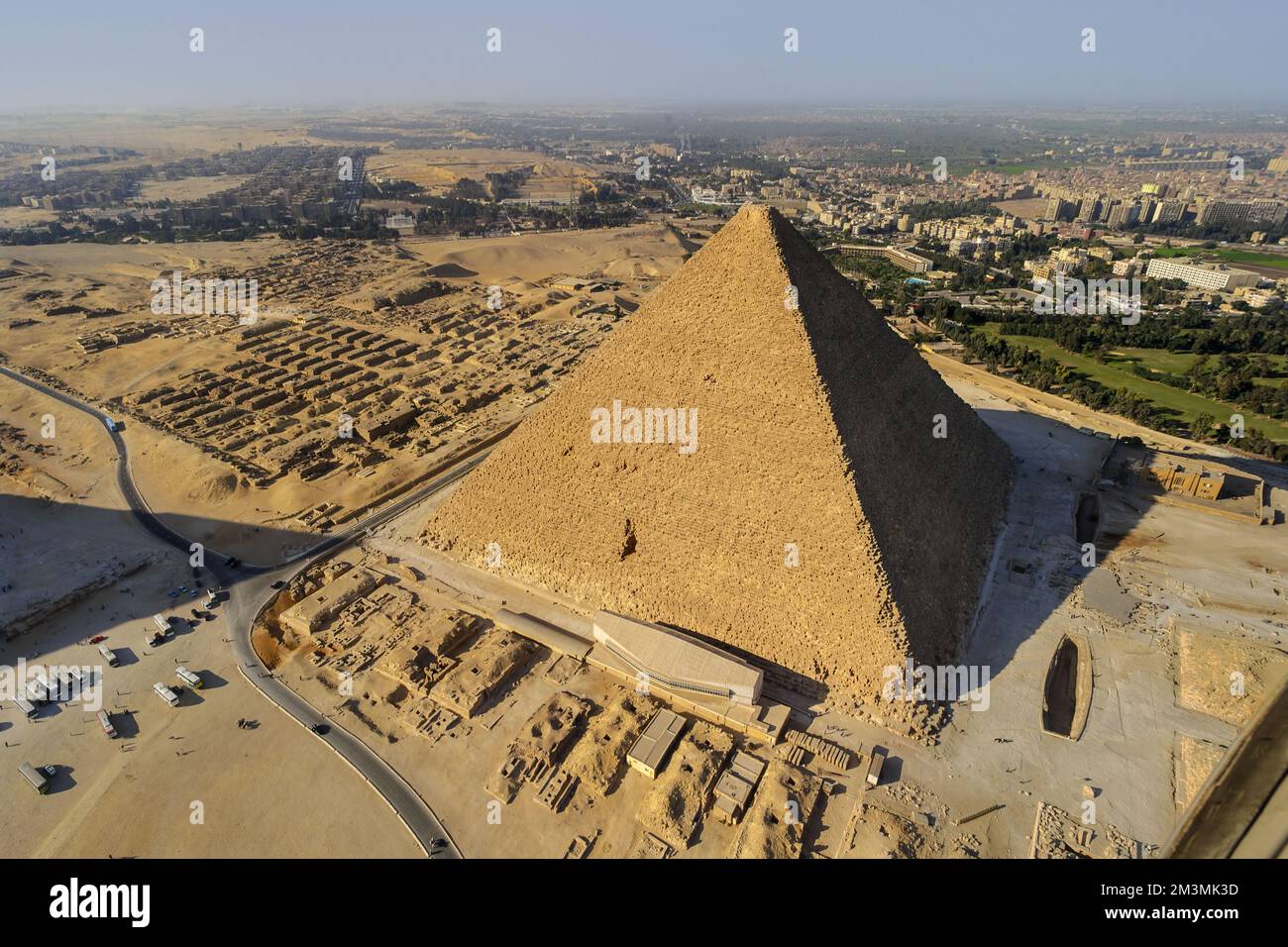 Egitto. Il Cairo. Gizeh (o Giza) veduta aerea della piramide di Cheops ...