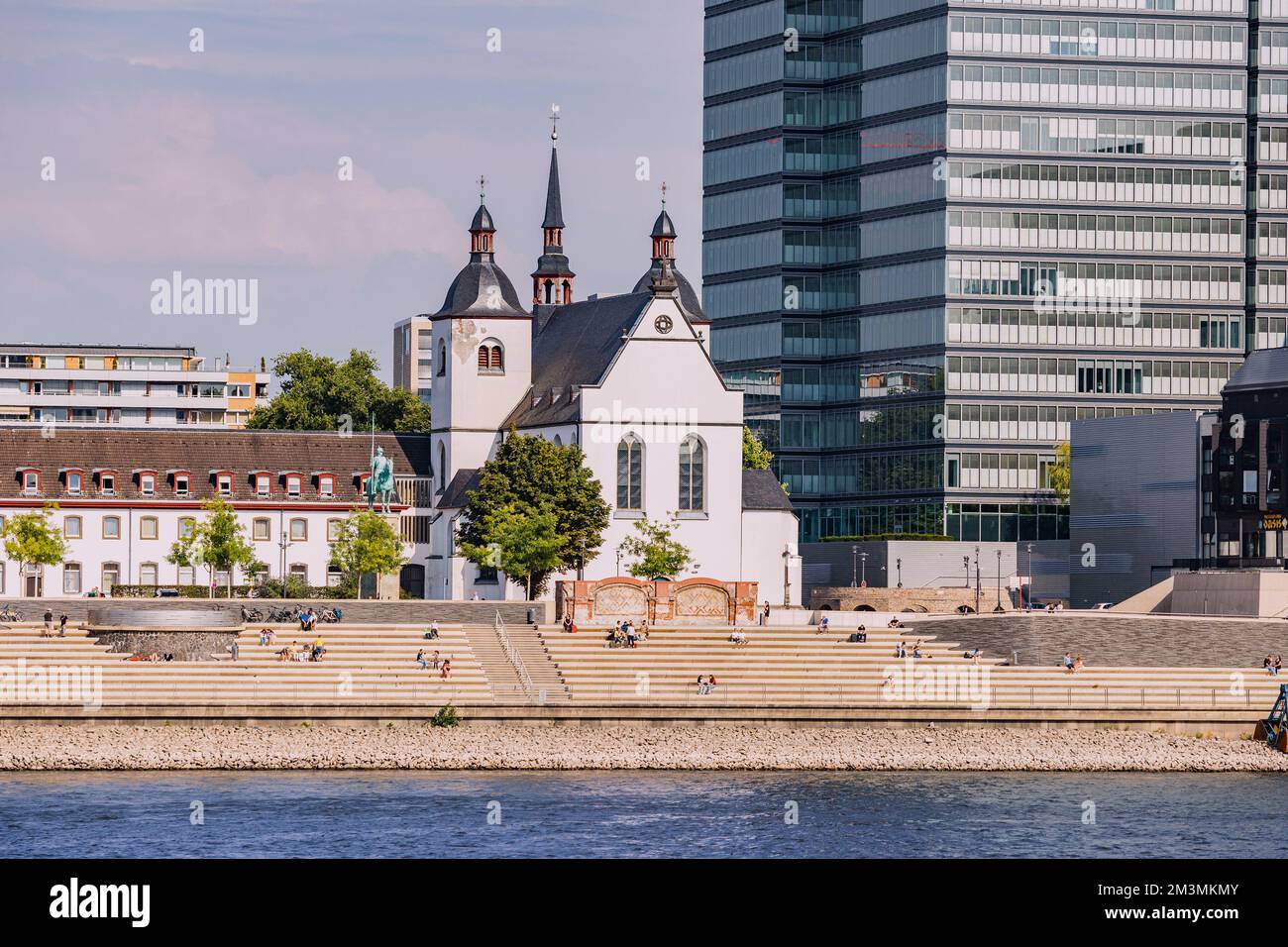 29 luglio 2022, Colonia, Germania: L'argine del Reno con la chiesa di Griechisch Orthodoxe Kirche Foto Stock