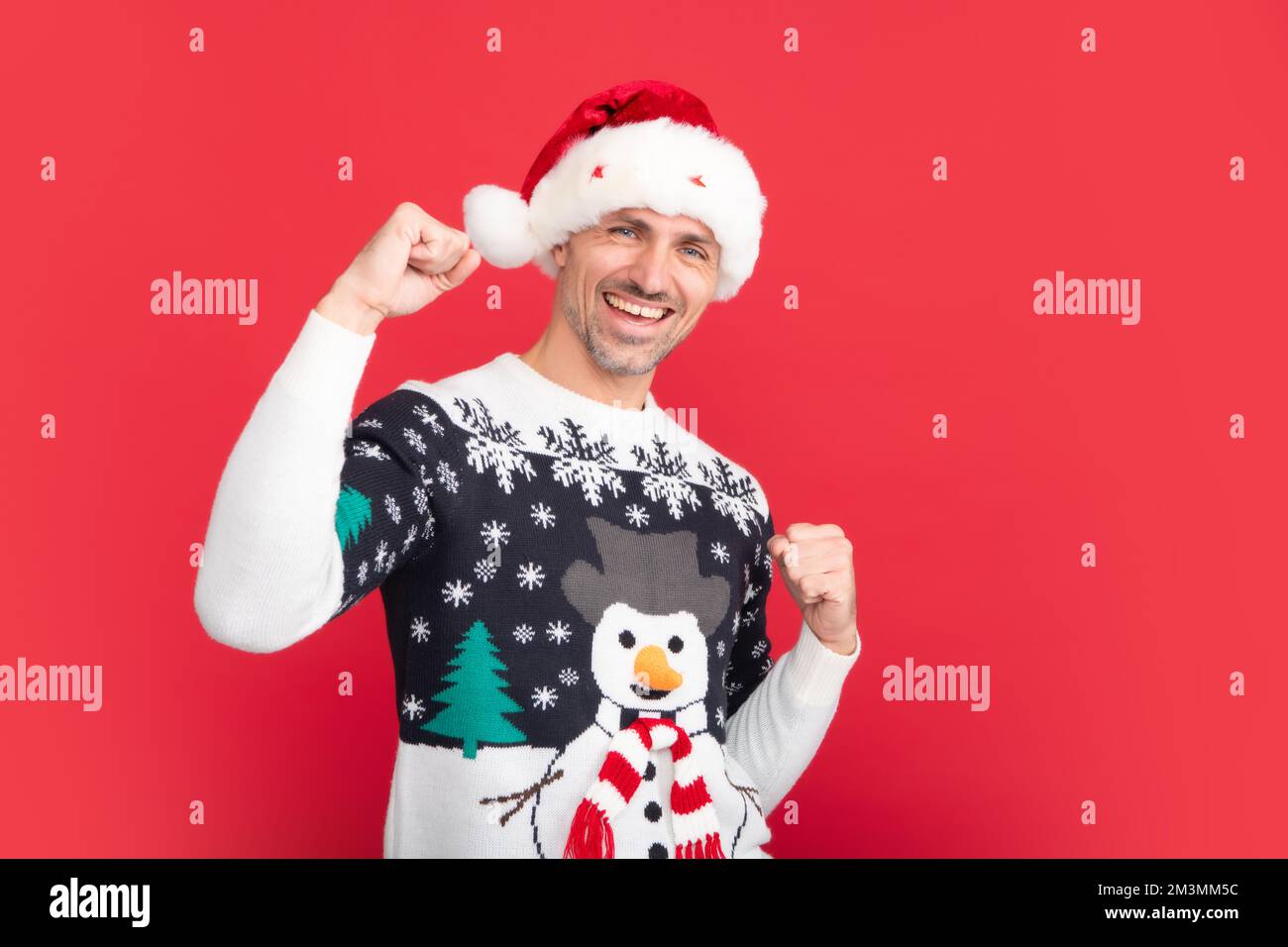 Ritratto dell'uomo urla womg punto pollice a copia spazio Ascolta le notizie incredibili di natale tempo festa a tema indossare pullover isolato su studio rosso Foto Stock