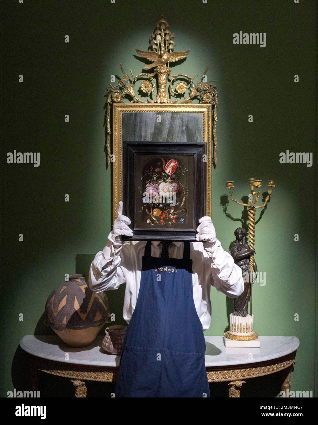 La vita morta di Jan de Heems di fiori in un vaso di vetro in una nicchia di pietra della Collezione Grasset, olio su pannello di rovere dipinto alla fine degli anni '1960s, continua Foto Stock