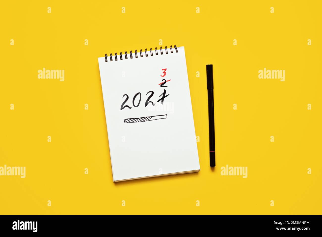 Risoluzione di nuovo anno, impostazione obiettivi per il 2023 anno, testo 2023 caricamento in blocco note aperto su sfondo giallo scrivania. Inizi nuova vita, progettando e. Foto Stock