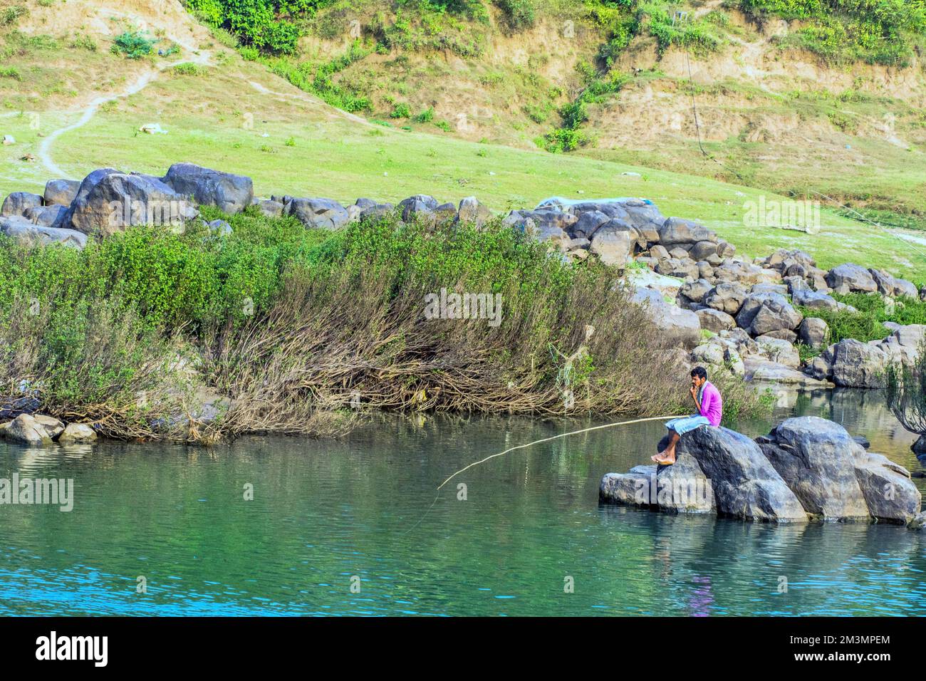 Pesca uomo, colline Papi, fiume Godavari, Kolluru, Andhra Pradesh, India Foto Stock
