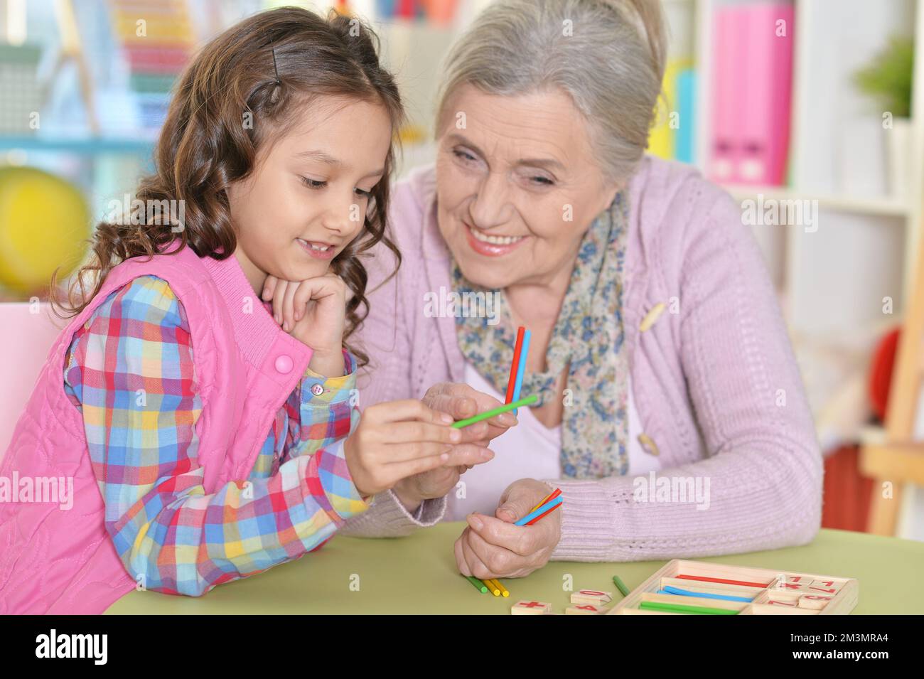nonna con nonna contando con bastoni Foto Stock