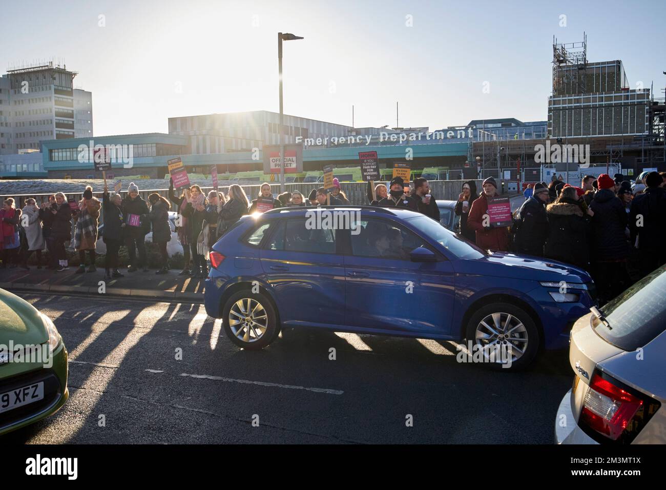 Auto che passano mostrando sostegno pubblico agli infermieri sulla linea picket durante il giorno di sciopero fuori aintree University Hospital fazakerley liverpool inghilterra regno unito Foto Stock