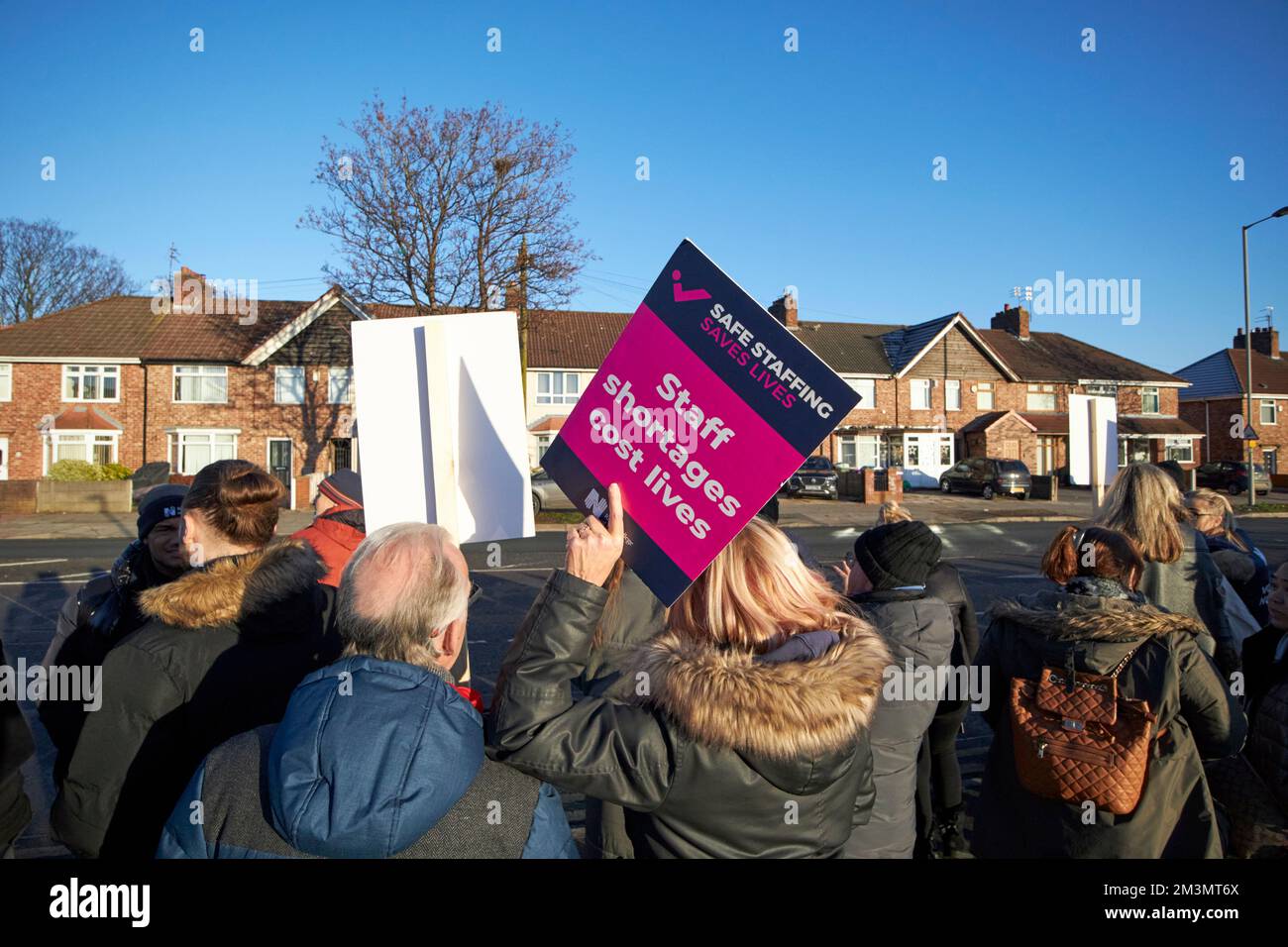 Infermieri sulla linea picket durante il giorno di sciopero al di fuori dell'ospedale universitario aintree fazakerley liverpool inghilterra regno unito 15th dicembre 2022 Foto Stock
