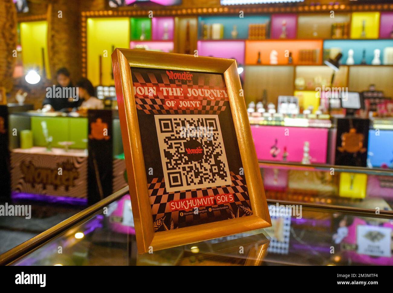 Bangkok, Thailandia. 15th Dec, 2022. Una vista ravvicinata di un menu di alghe QR code presso il Wonderland Weed Outlet in Sukhumvit Road. Nell'area metropolitana di Bangkok sono stati aperti 1995 dispensari/negozi di marijuana, e nel centro di Bangkok 533 sono stati aperti dal 9 giugno 2022. Il Regno di Thailandia è la prima nazione in Asia a depenalizzare la marijuana per uso medico e personale. Il 9 giugno 2022, la marihuana è stata rimossa dalla categoria dei narcotici, rendendo legale la vendita e l'acquisto dell'erba. Credit: SOPA Images Limited/Alamy Live News Foto Stock