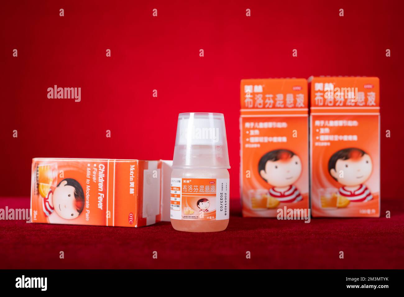 Zhongshan, Cina-16 dicembre 2022: Sospensione orale ibuprofena su sfondo rosso. Foto Stock