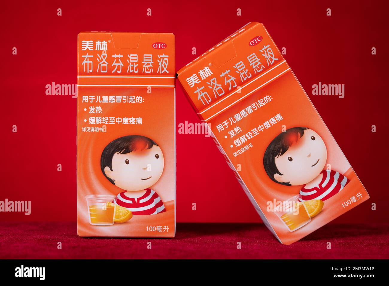 Zhongshan, Cina-16 dicembre 2022: Sospensione orale ibuprofena su sfondo rosso. Foto Stock