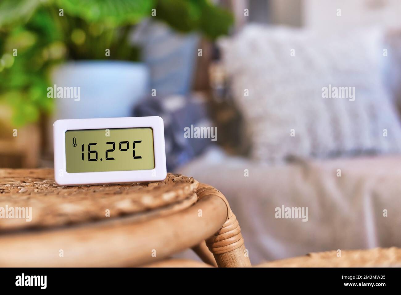 Termometro digitale con temperatura ambiente troppo fredda di 16,7 gradi Celsius Foto Stock