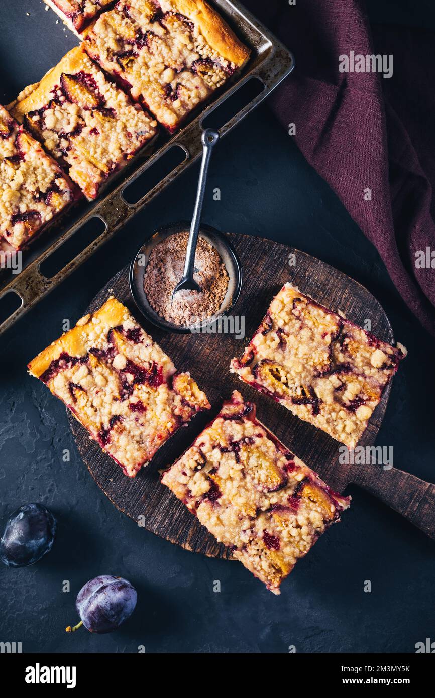 Torta di prugne tedesca (Zwetschgenkuchen) con pasta di lievito e crumbles Foto Stock