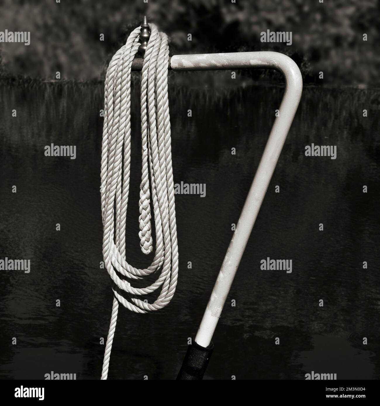 Fotografia in bianco e nero della corda di ormeggio sul timone su una nave stretta sul canale di Trent e Mersey a Great Haywood Cannock Chase AONB Foto Stock
