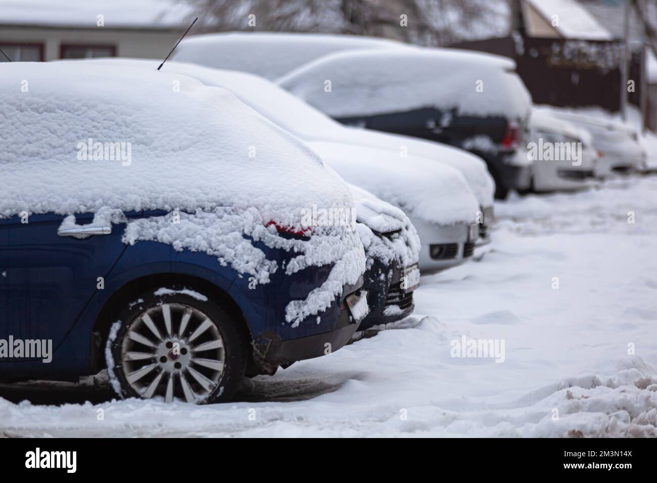 Auto sotto la neve in inverno. Sfondo. Foto. Foto Stock