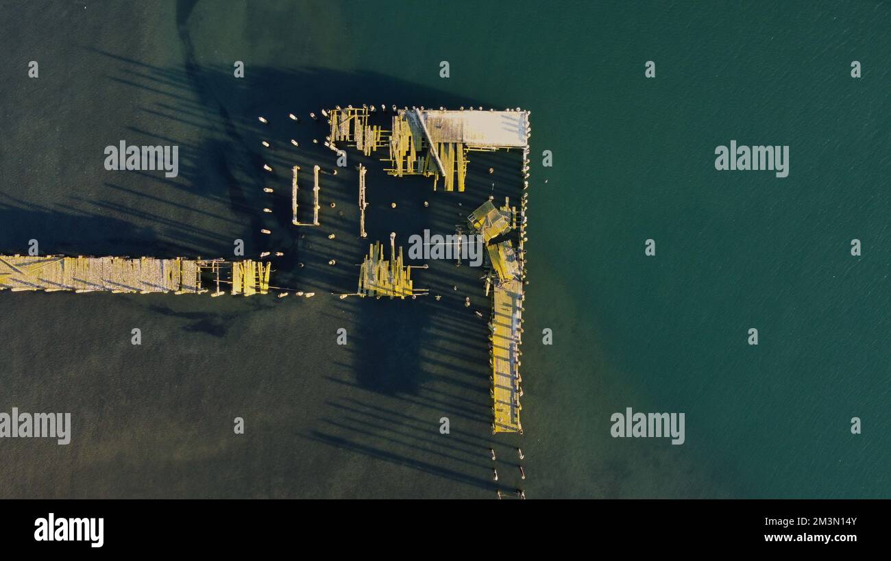 La vista aerea di un molo abbandonato da un drone. Bodega Bay, California, Stati Uniti. Foto Stock