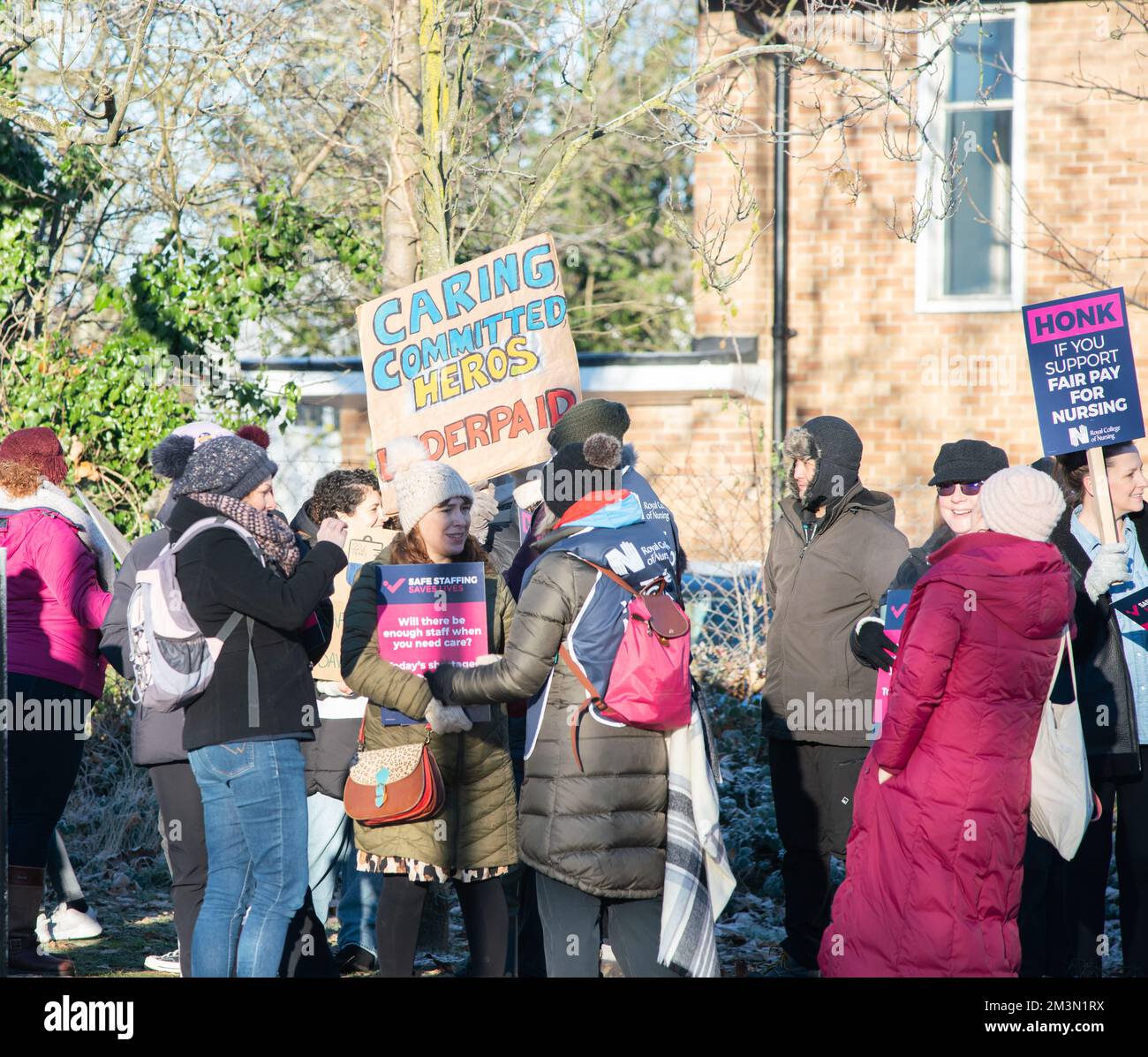 Dicembre 15th 2022 gli infermieri di Oxford, Regno Unito a Oxford hanno intrapreso un'azione di sciopero per promuovere livelli di personale sicuri e una retribuzione equa. Foto Stock