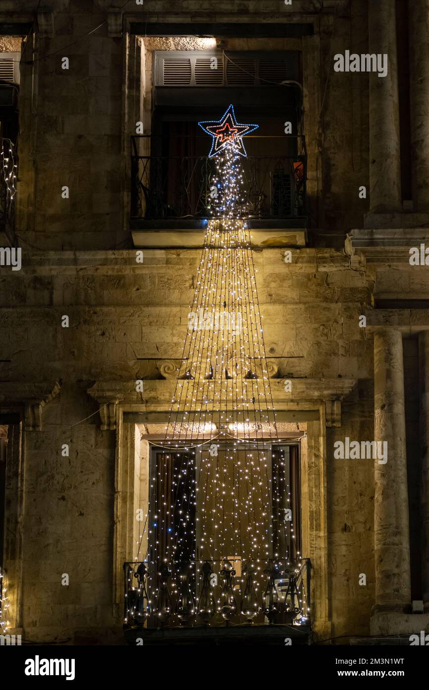 Albero di Natale esposto in un balcone del nuovo Hotel Imperiale costruito in stile neoclassico europeo nel 1889, di proprietà della Chiesa Greco Ortodossa situata in Piazza Omar Ibn al-Khattab vicino a porta Jaffa n Gerusalemme, Israele Foto Stock