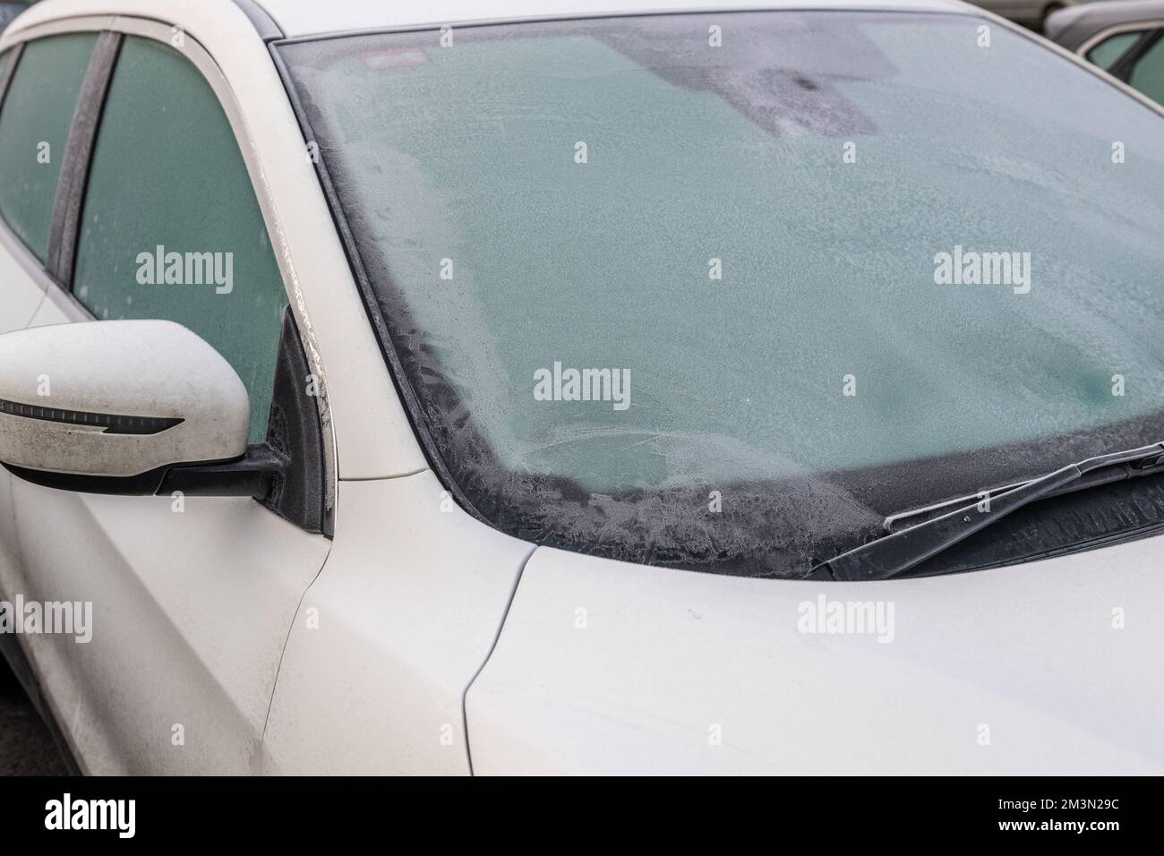 Timoleague, West Cork, Irlanda. 16th Dec, 2022. Durante la notte in Irlanda c'è stato un brina pesante, con temperature che scesero fino a -5C, causando il congelamento delle automobili questa mattina. Met Éireann ha previsioni meteo più mite nel corso del weekend con la pioggia prevista. Credit: AG News/Alamy Live News Foto Stock