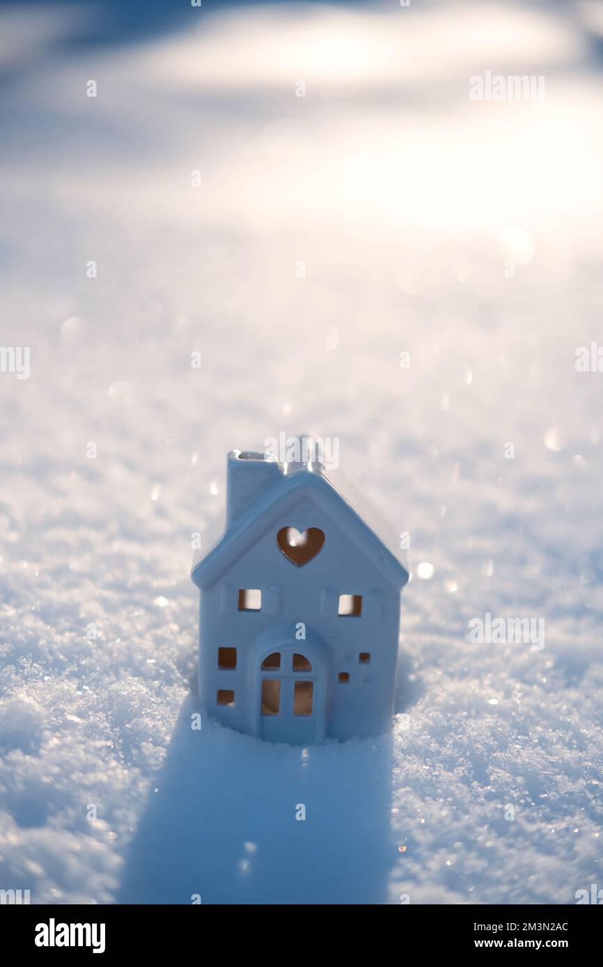 Solstizio d'inverno nella foresta innevata o parco naturale scena. Solstizio ibernale. Casa dei giocattoli e neve frizzante nella foresta innevata e sole basso Foto Stock