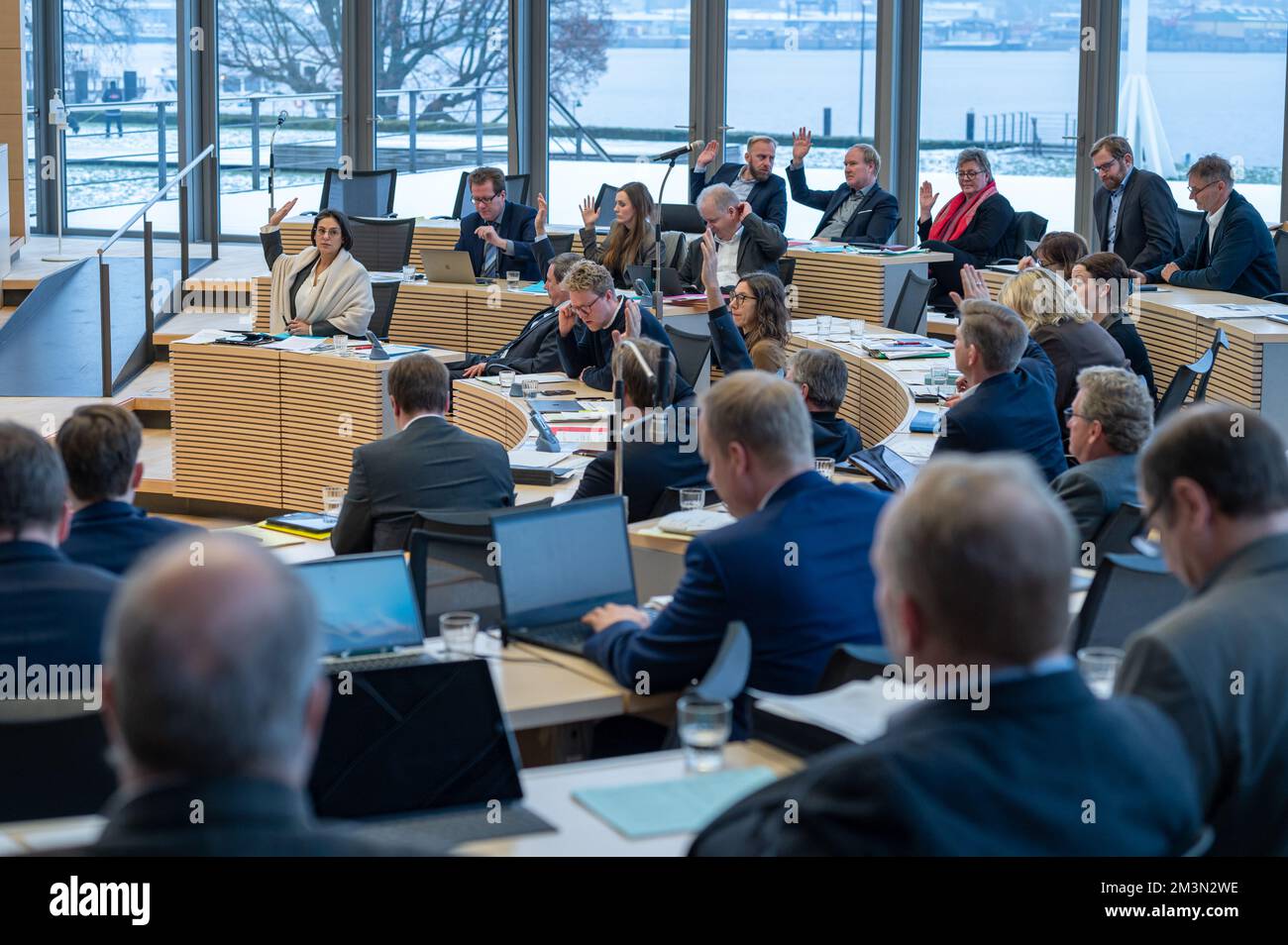 Plenarsitzung im Landeshaus Kiel Abstimmungsprozedur durch Handzeichen Foto Stock