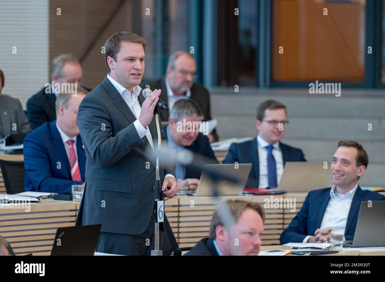 Plenarsitzung im Landeshaus Kiel der Abgeordnete Christopher Vogt bei einer Zwischenfrage Foto Stock