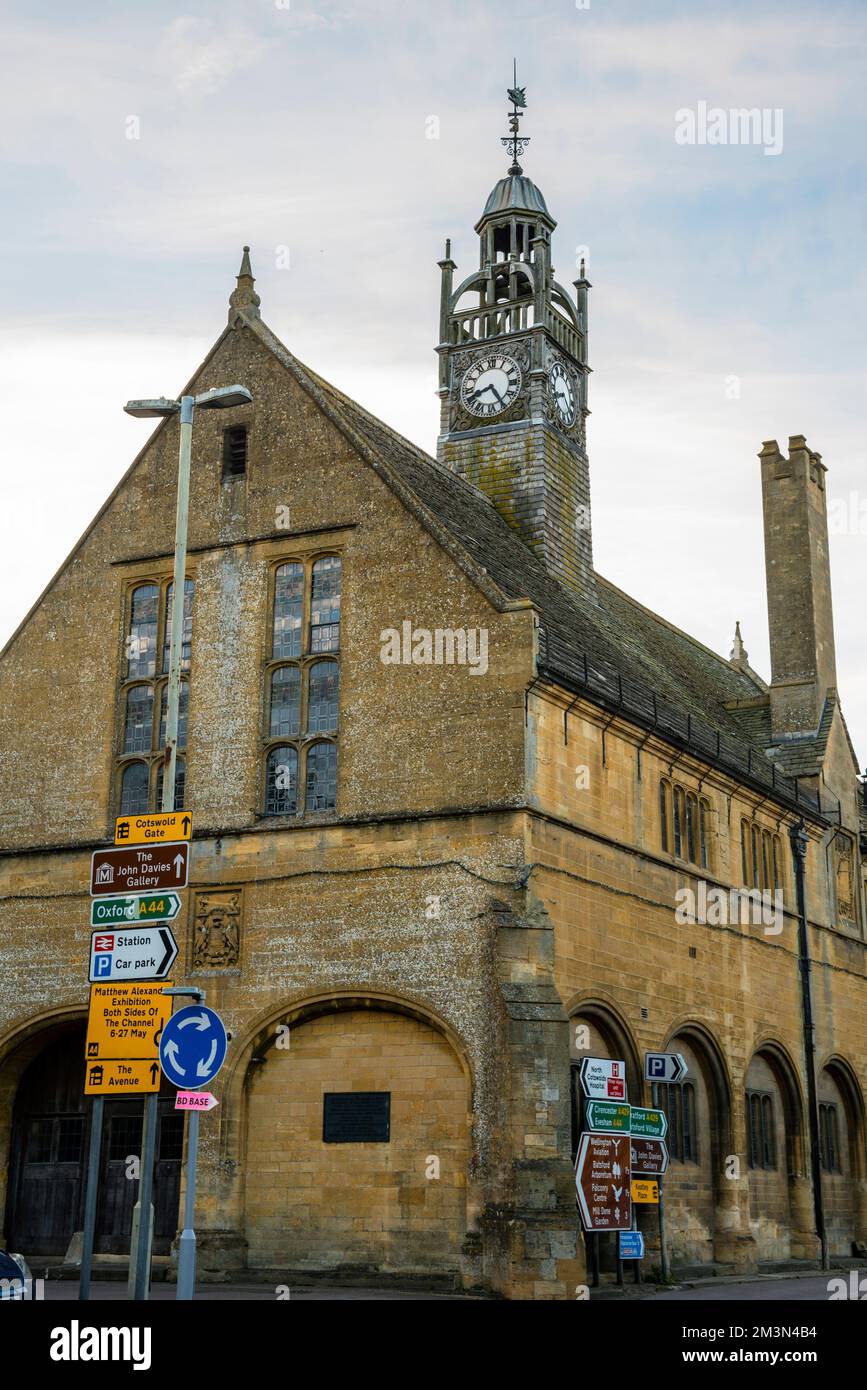 Il Redesdale Hall in stile Tudor gratuito è il municipio di Moreton-in-Marsh, città del mercato nel distretto di Cotswold in Inghilterra. Foto Stock