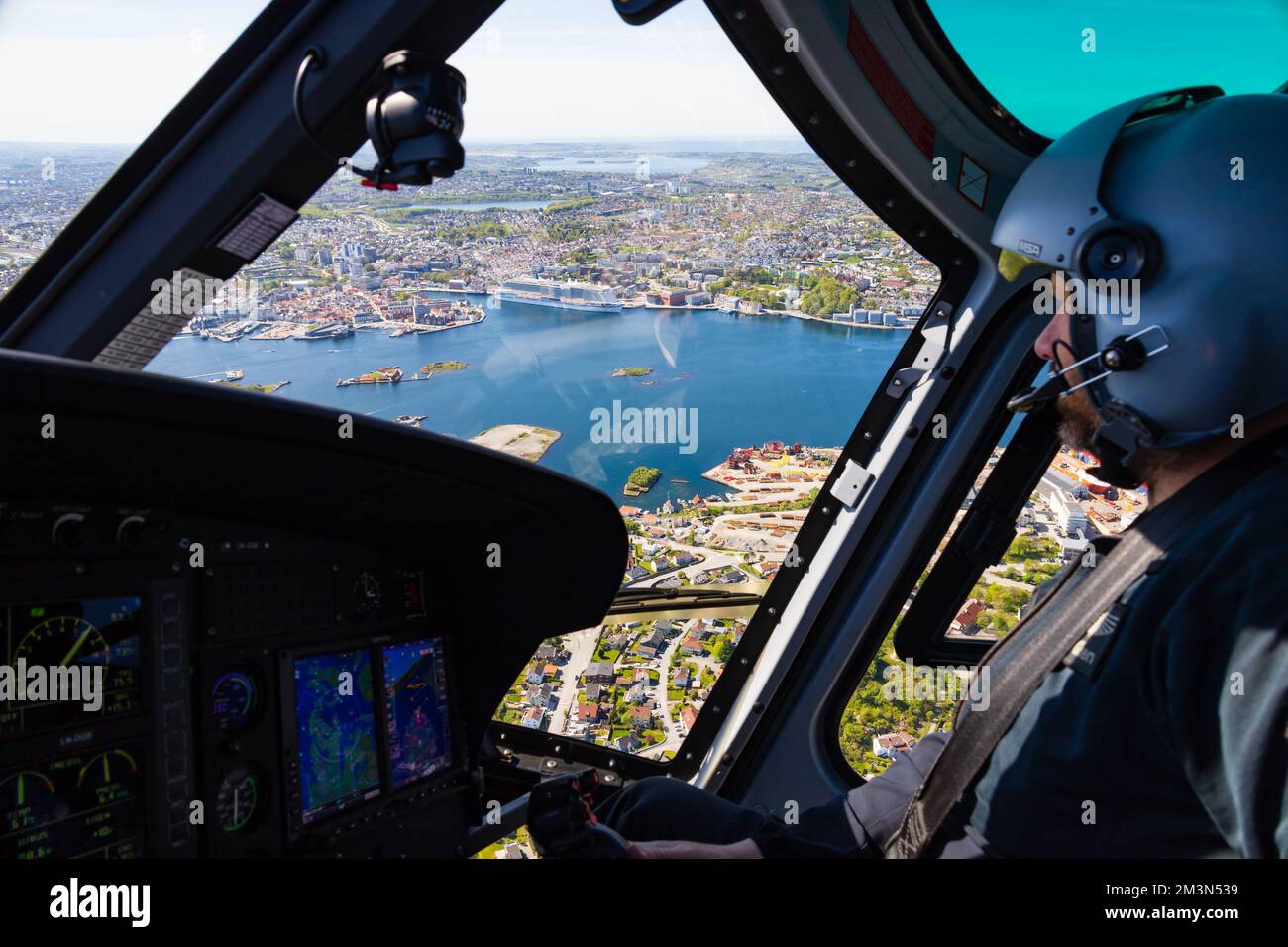 Vista della sig.ra Iona ormeggiata nel porto di Stavanger dall'elicottero Airbus H125 con pilota, Norvegia Foto Stock