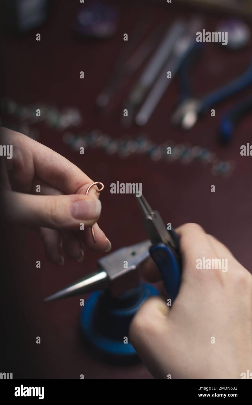 Primo piano processo di fabbricazione gioielli concetto foto Foto Stock