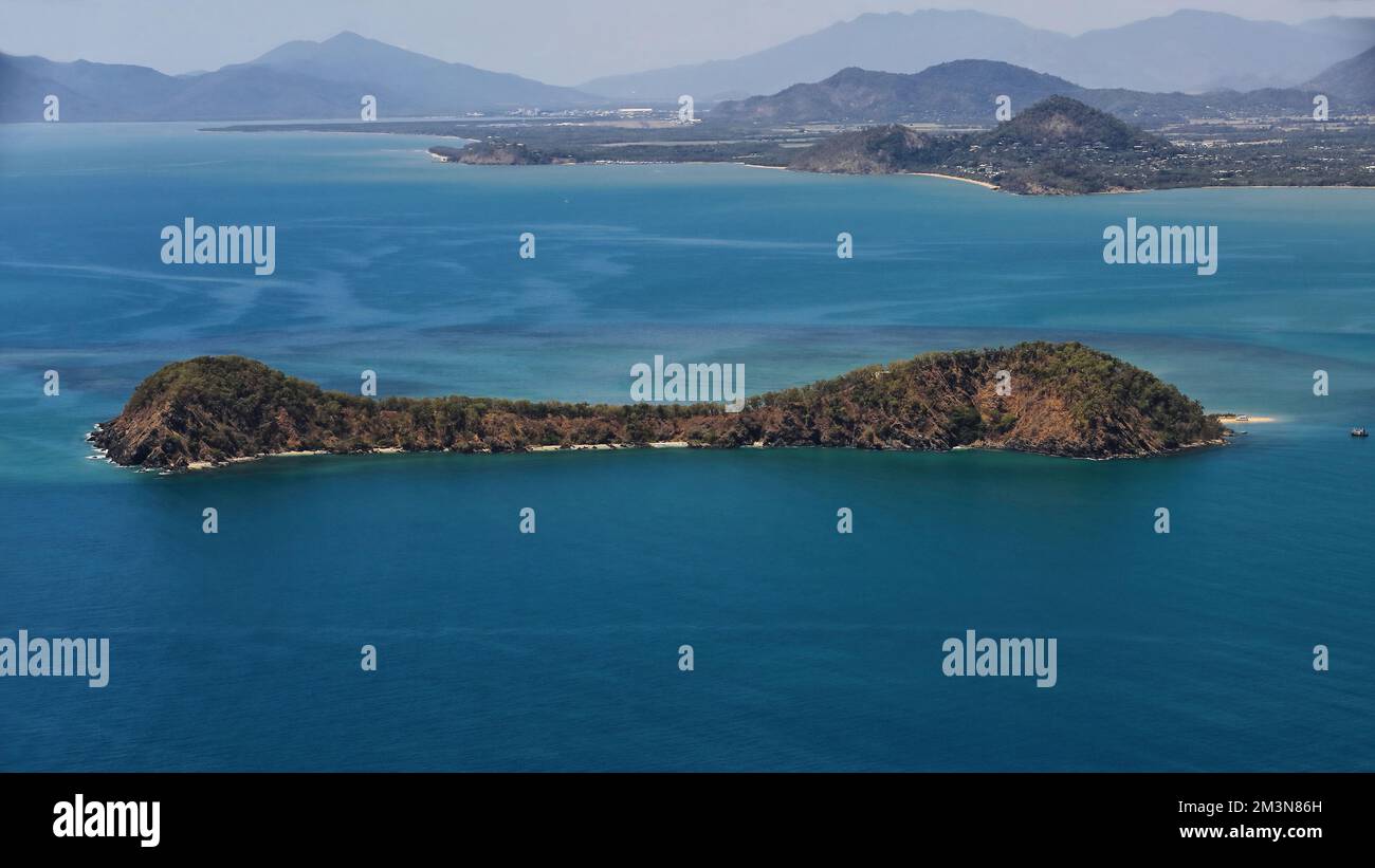 338 Double Island airview con Kewarra e Trinity Beaches-Taylor Point-Earl Hill sullo sfondo. Queensland-Australia. Foto Stock