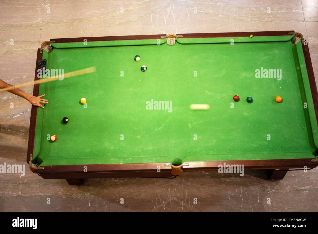 posizionamento dello snooker. Cue e palle da biliardo per una tasca dall'alto. Foto Stock