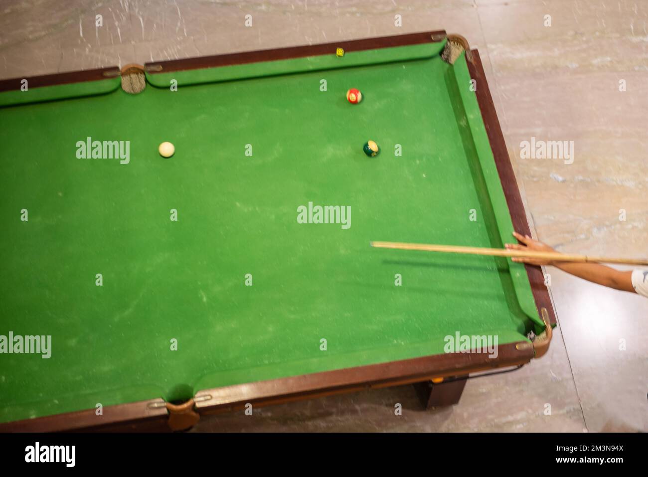 posizionamento dello snooker. Cue e palle da biliardo per una tasca dall'alto. Foto Stock
