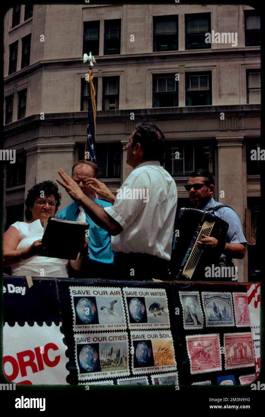 Giornata del Servizio postale, Piazza degli uffici postali, Boston, Commemorations, Singing, Fisarmoniche. Collezione Edmund L. Mitchell Foto Stock