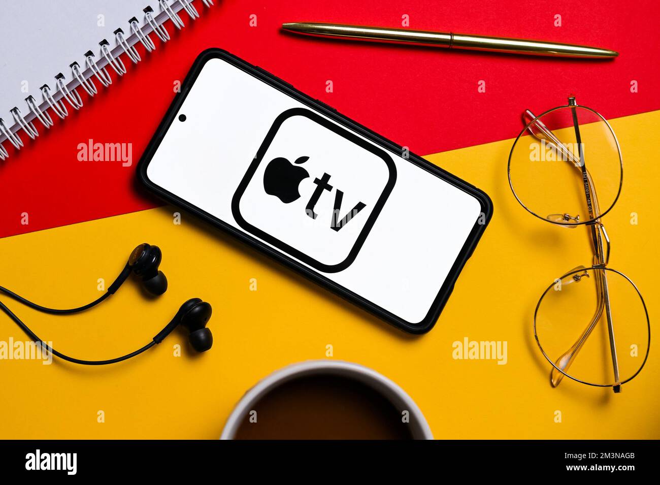 In questa illustrazione della foto di un Apple TV si vede il logo visualizzato su uno smartphone. Foto Stock