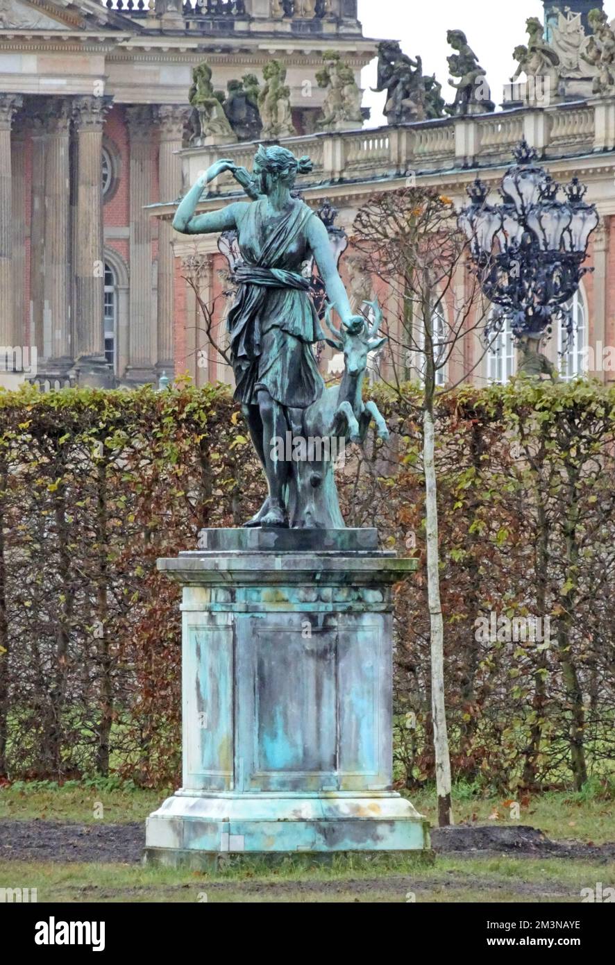 Potsdam, Germania - Nov 21 2017 statua di bronzo di Artemis o Diana con cervi a Sanssouci. E' una copia di una famosa statua romana, fatta di marmo del Foto Stock