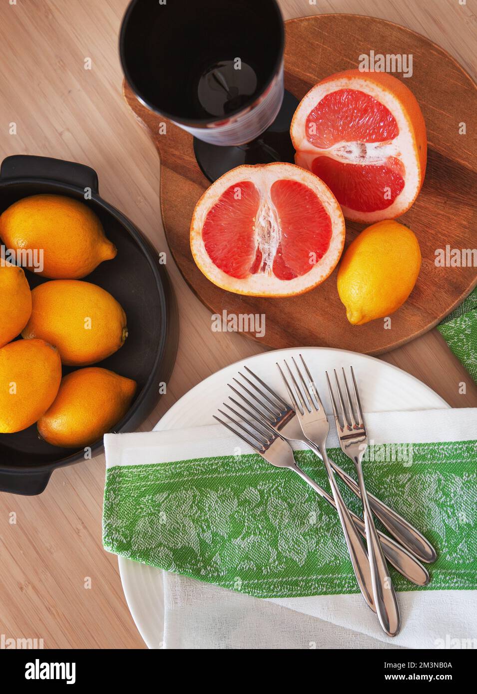 Piatto colorato posare agrumi freschi per limonata su asse di legno. Bevanda sana, limone e pompelmo Foto Stock