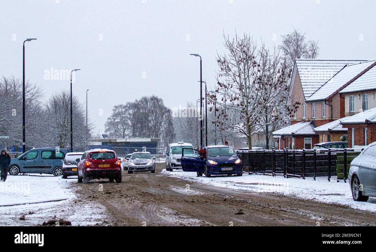 Dundee, Tayside, Scozia, Regno Unito. 16th Dec, 2022. Il tempo del Regno Unito: Le temperature sono scese ben al di sotto del congelamento durante la notte nel nord-est della Scozia, con conseguenti pesanti fiurie di neve che hanno oscurato le strade della città. Le nevicate in cima al gelo duro hanno reso le condizioni estremamente pericolose per gli automobilisti ed i pedoni che sono fuori shopping di Natale a Dundee. Credit: Dundee Photographics/Alamy Live News Foto Stock