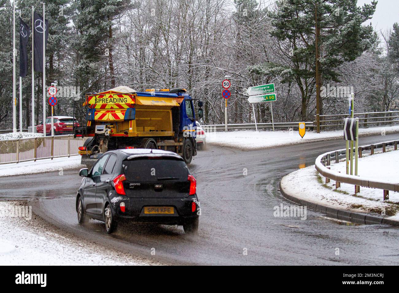 Dundee, Tayside, Scozia, Regno Unito. 16th Dec, 2022. Il tempo del Regno Unito: Le temperature sono scese ben al di sotto del congelamento durante la notte nel nord-est della Scozia, con conseguenti pesanti fiurie di neve che hanno oscurato le strade della città. Le nevicate in cima al gelo duro hanno reso le condizioni estremamente pericolose per gli automobilisti ed i pedoni che sono fuori shopping di Natale a Dundee. Credit: Dundee Photographics/Alamy Live News Foto Stock