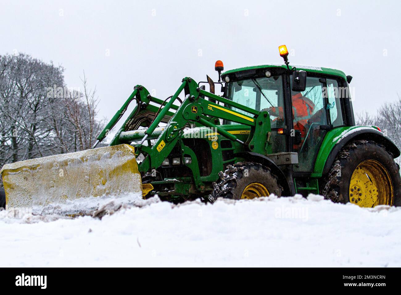 Dundee, Tayside, Scozia, Regno Unito. 16th Dec, 2022. Il tempo del Regno Unito: Le temperature sono scese ben al di sotto del congelamento durante la notte nel nord-est della Scozia, con conseguenti pesanti fiurie di neve che hanno oscurato le strade della città. Le nevicate in cima al gelo duro hanno reso le condizioni estremamente pericolose per gli automobilisti ed i pedoni che sono fuori shopping di Natale a Dundee. Credit: Dundee Photographics/Alamy Live News Foto Stock