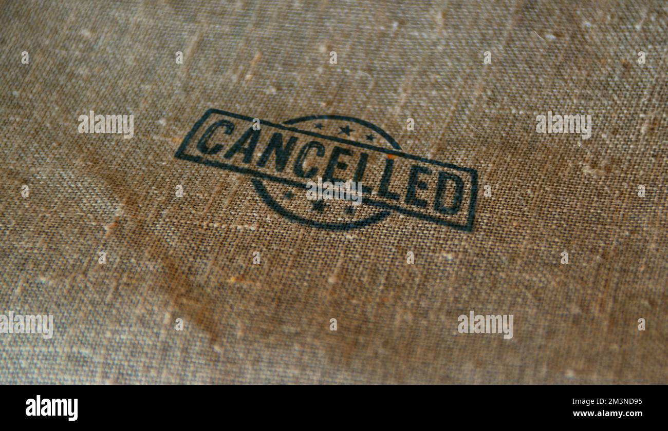 Francobollo annullato stampato sul sacco di lino. Concetto di annullamento e annullamento del lavoro. Foto Stock