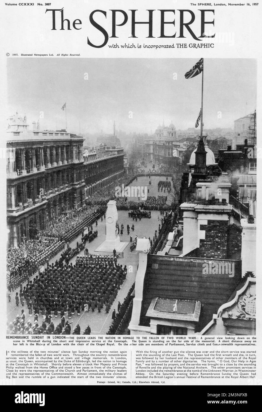 Una vista generale che guarda giù sulla scena a Whitehall durante il servizio di ricordo al Cenotaph. La Regina si trova sul lato più lontano del memoriale, con il Vescovo di Londra sulla sua sinistra con il coro della cappella reale. Dall'altra parte vi sono i membri del Parlamento, i capi servizio e i rappresentanti del commonwealth. Data: 11th novembre 1957 Foto Stock