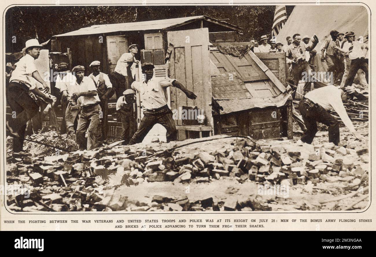 Combattimenti tra veterani di guerra e truppe degli Stati Uniti dove al suo apice il 28th luglio 1932. Gli uomini dell'Esercito Bonus scagliano pietre e mattoni alla polizia che avanzano su di loro, per farli uscire dal campo. Data: Luglio 1932 Foto Stock