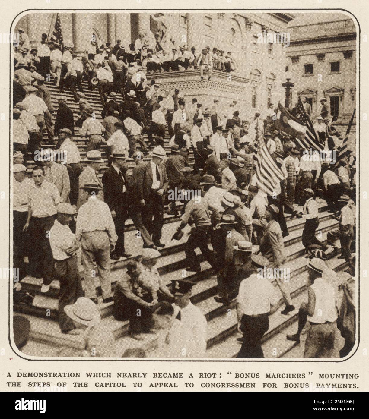 Una dimostrazione che si è quasi trasformata in in una sommossa: 'I marchers di indennità 'che montano i gradini del Campidoglio per fare appello ai membri del Congresso per i pagamenti di indennità. Data: Luglio 1932 Foto Stock
