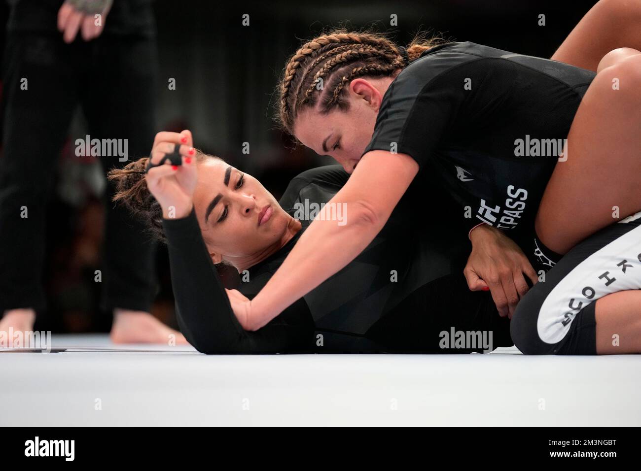 Las Vegas, Nevada, Stati Uniti. 15th Dec, 2022. UFC Apex LAS VEGAS, NV - 15 dicembre: Miesha Tate (145lbs) e Bia Mesquita (145lbs) si incontrano sul tappeto per un incontro di Featherweight - No GI - Singles Match Bout all'UFC Apex per UFC Fight Pass Invitational 3 il 15 dicembre 2022 a Las Vegas, NV, Stati Uniti. (Foto di Louis Grasse/PxImages) (Louis Grasse/SPP) Credit: SPP Sport Press Photo. /Alamy Live News Foto Stock