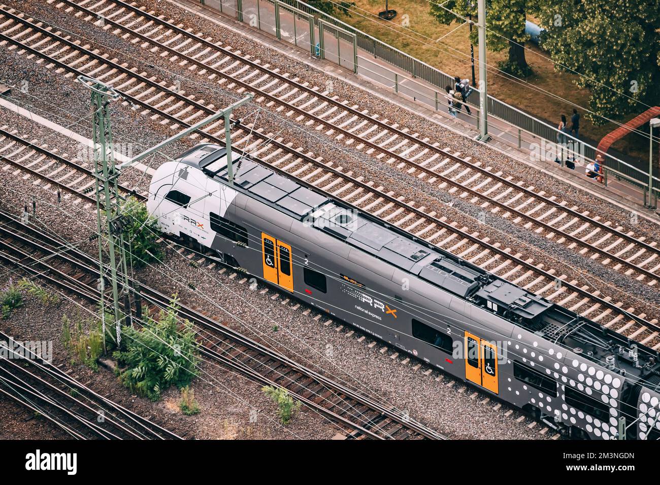 28 luglio 2022, Colonia, Germania: DB RRX il moderno treno interurbano ad alta velocità trasporta passeggeri. Trasporti pubblici e tecnologia. Vista aerea Foto Stock