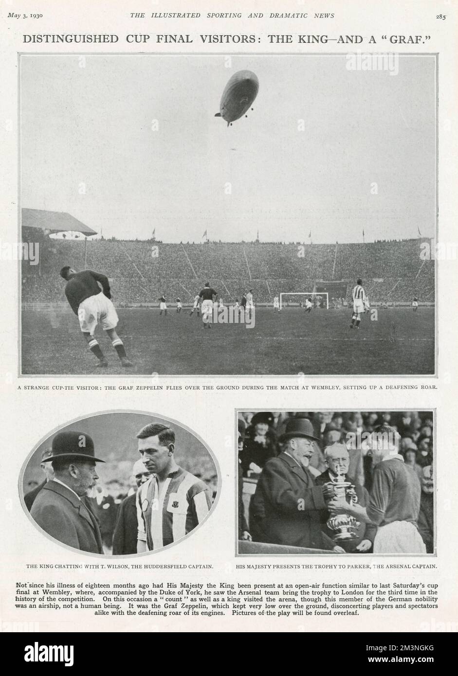 Foto della Football Association Challenge Cup Final del 1930 tra Arsenal e Huddersfield. I due ospiti 'istinguiti' durante il gioco sono stati re George V (nella foto che presenta la coppa al capitano vincitore Parker of Arsenal) e il Graf Zeppelin, che ha volato in basso sul campo 'giocatori e spettatori sconcertanti con il ruggito assordante dei suoi motori'! Data: 1930 Foto Stock