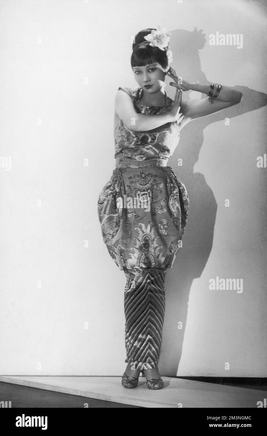 Anna May Wong (1905 - 1961), attrice cinematografica e teatrale cinese americana raffigurata indossando un abito disegnato da Norman Edwards da un vestito di tre secoli di sacerdote. Presa al momento della sua apparizione a Cabaret presso l'Ambasciata di Londra. Data: c.1930 Foto Stock
